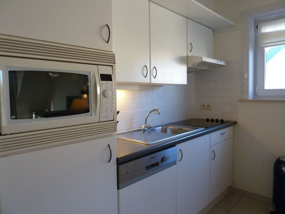 Tap, Kitchen Sink, Cabinetry, Sink, Window, Countertop, Plumbing Fixture, Building, Kitchen, Interior Design