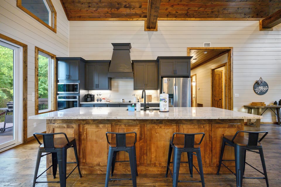 4 seats at the kitchen island!