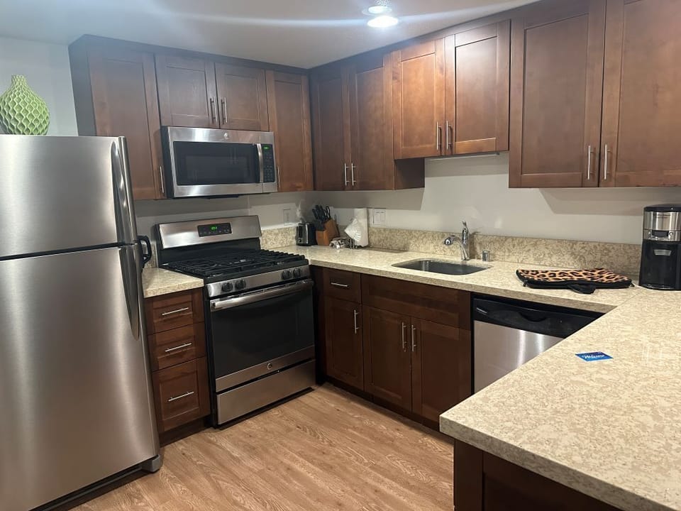 Fully equipped kitchen with refrigerator, Range, Microwave and Dishwasher