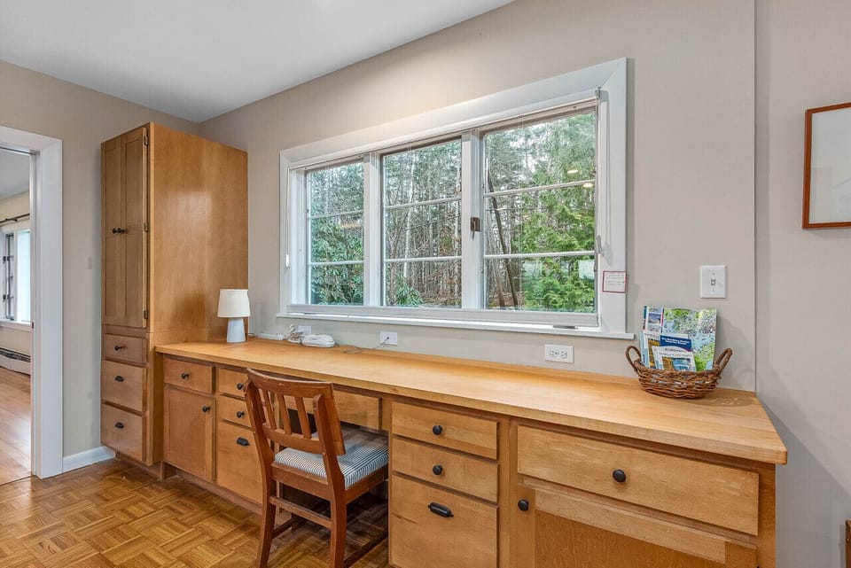 Kitchen entrance area with extra office space