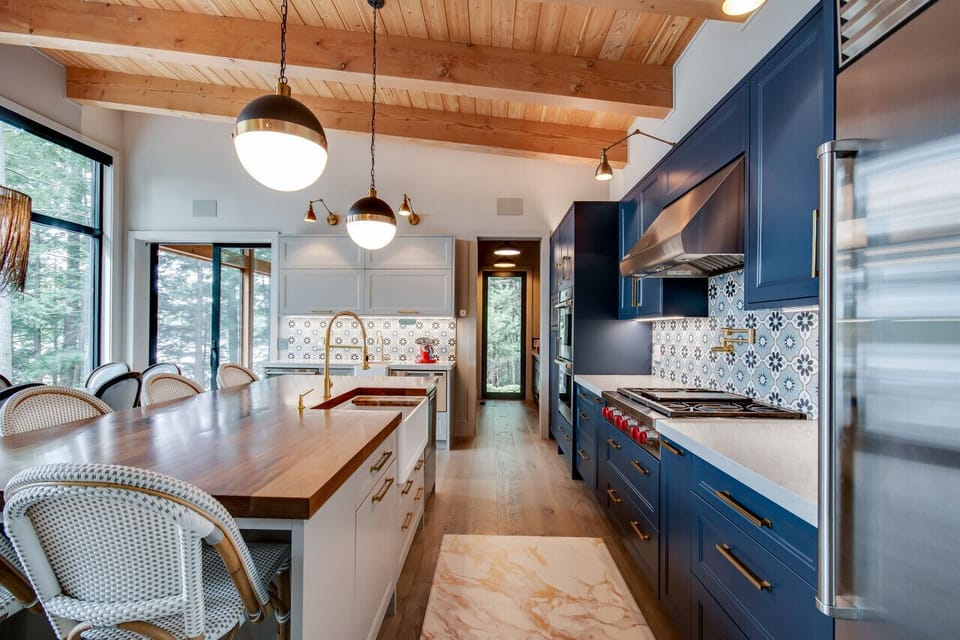 Kitchen w/ Breakfast Bar