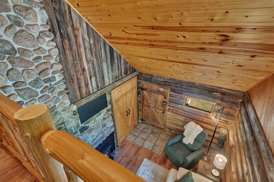 LOFT TO FIREPLACE RM (2)