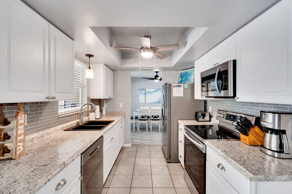 Everything is at your fingertips in this fully stocked kitchen!