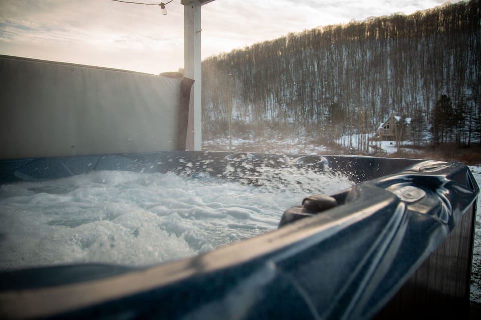 Hot Tub Oasis: Unwind in bubbles surrounded by stunning nature and tranquility!