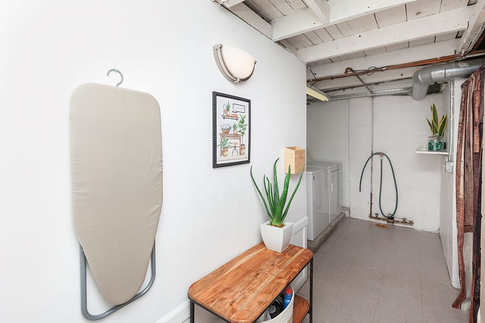 Hallway to laundry. 
