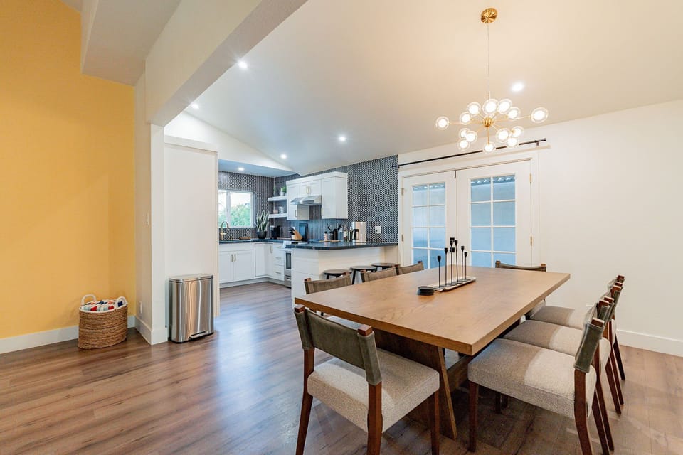 Seats 8 plus 3 stools a kitchen counter