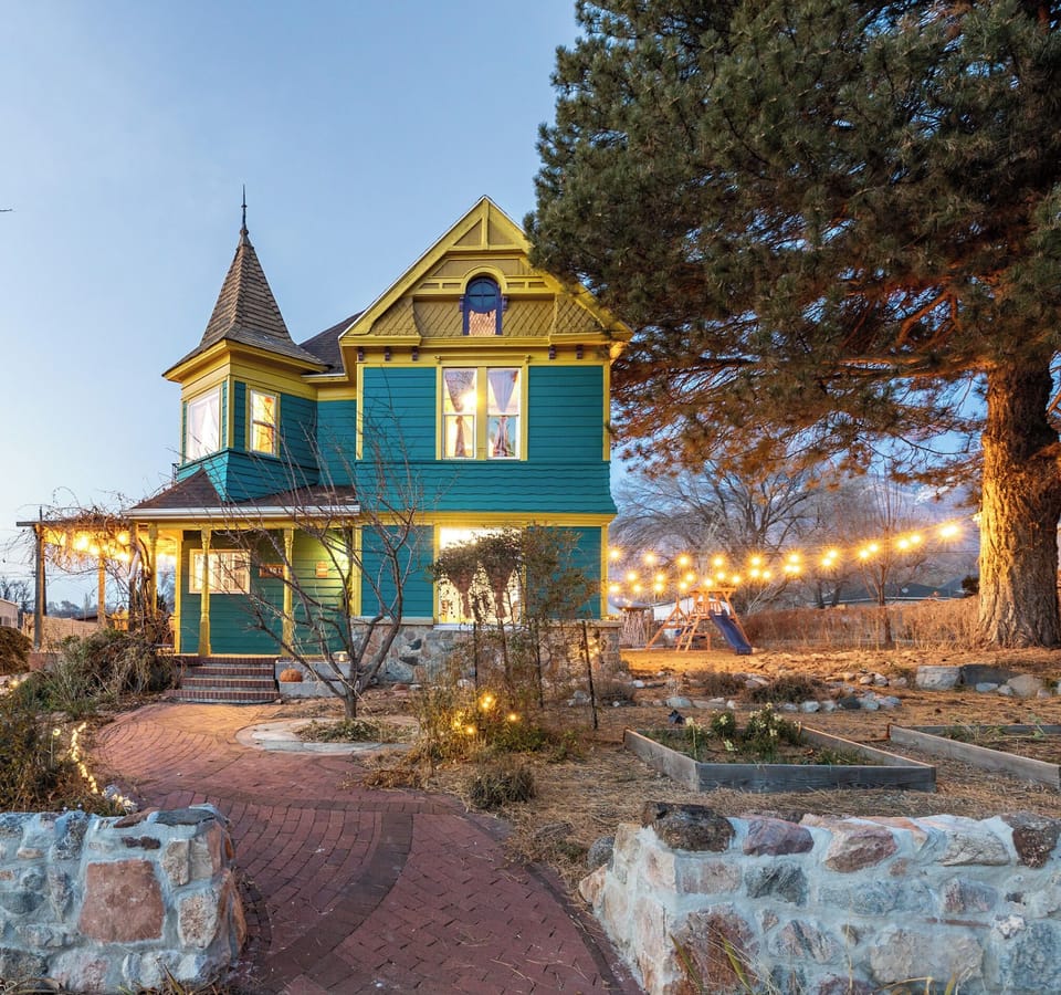 Welcome to our luxurious victorian Magic House! Full of magic and vintage decor