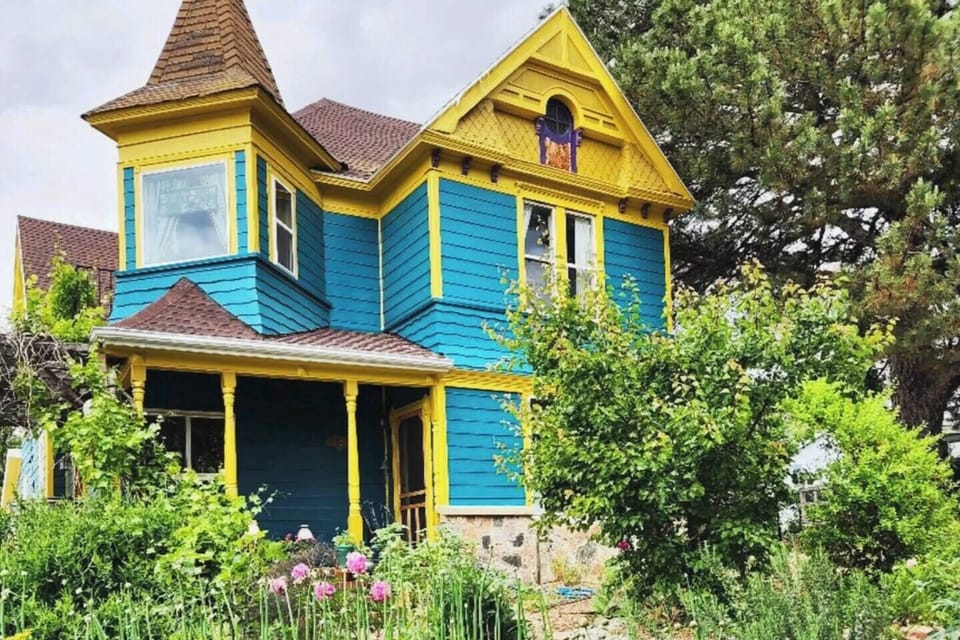 Welcome to our luxurious victorian Magic House! Full of magic and vintage decor