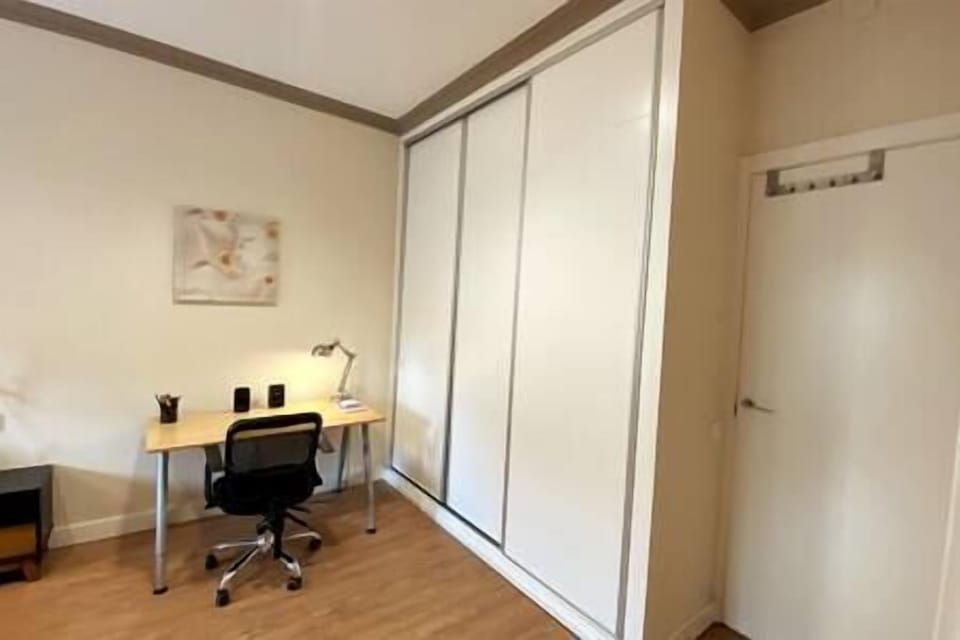 Escritorio en la zona de despacho dentro de la amplia habitación