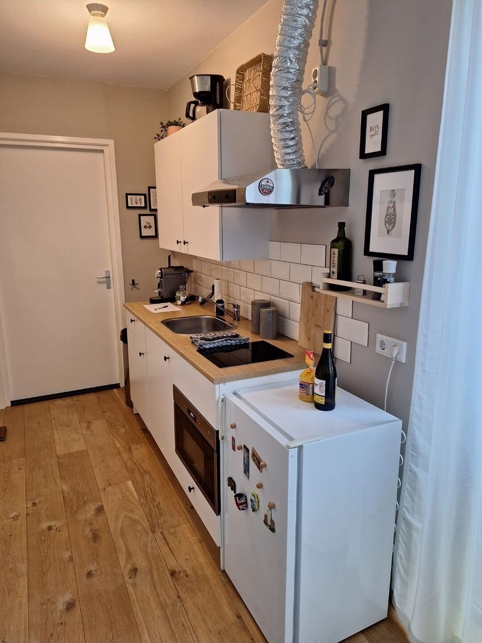 Keuken. De keuken is niet geschikt om volledige maaltijden te bereiden. 