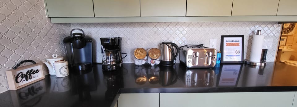 Coffee maker, Kettle, Keurig coffee machine, Toaster