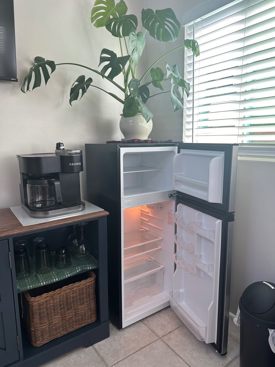 Freezer/fridge combo and coffee maker (k cups or carafe).