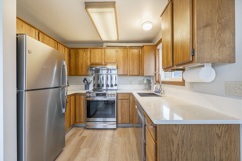 2024 remodeled kitchen, new SS appliances, sink and quartz countertop 