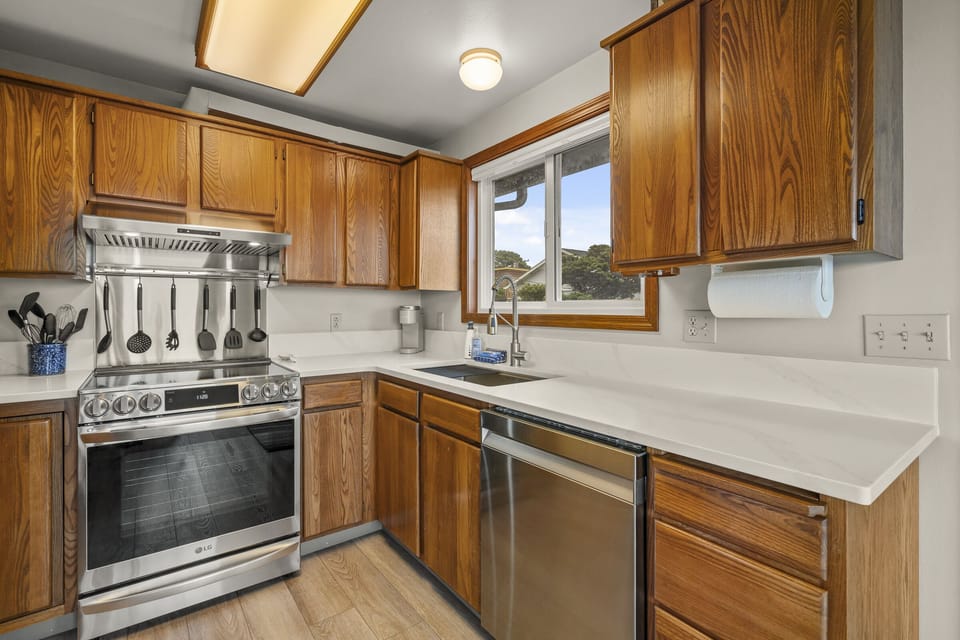2024 remodeled kitchen, new SS appliances, sink and quartz countertop 