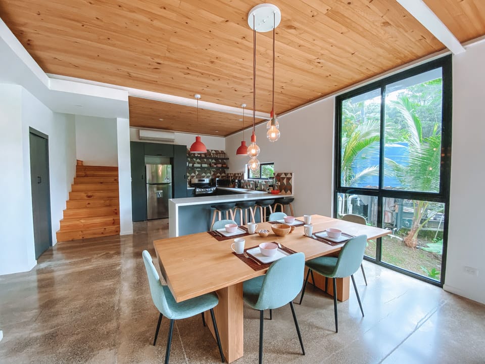 A large dining table and eat-in kitchen can easily accommodate all guests.