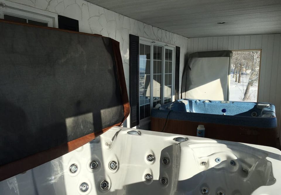 Indoor spa tub