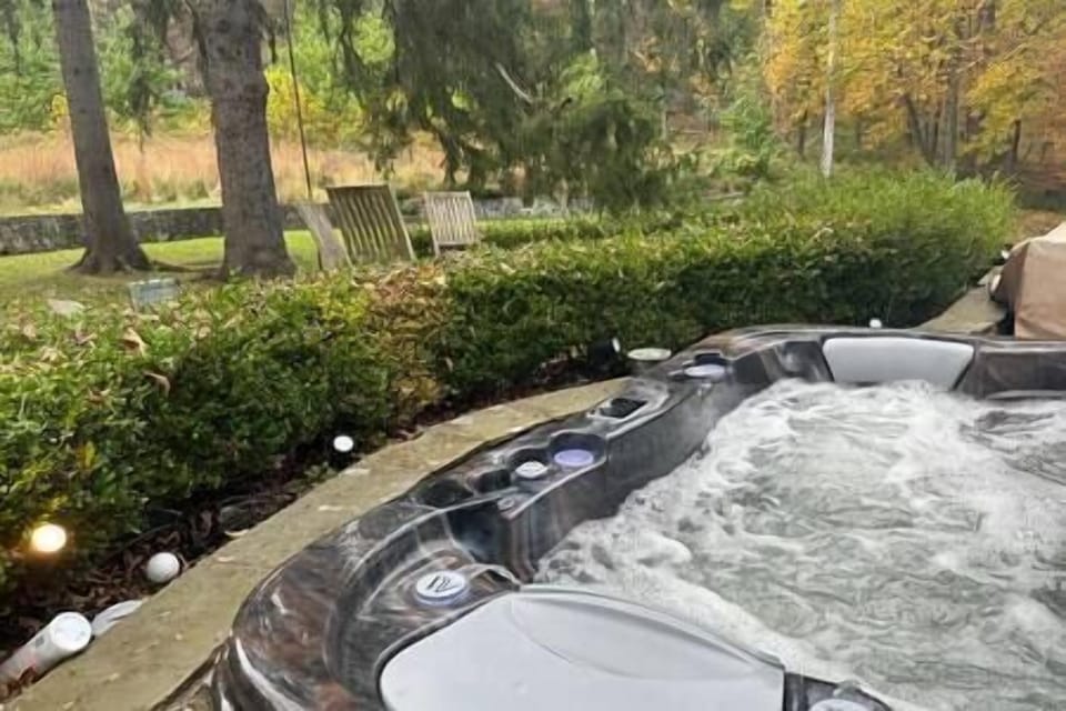 6 person year round jacuzzi (1)