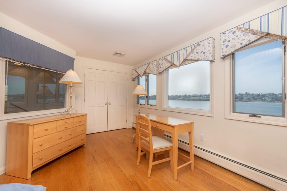3rd floor bedroom (queen bed) overlooking ocean.