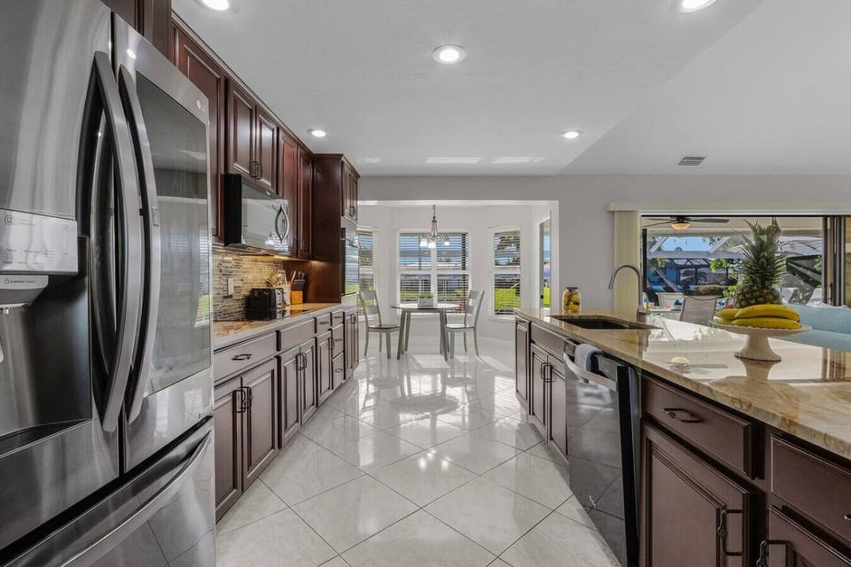 Fully equipped kitchen with modern appliances — perfect for family meals or entertaining.