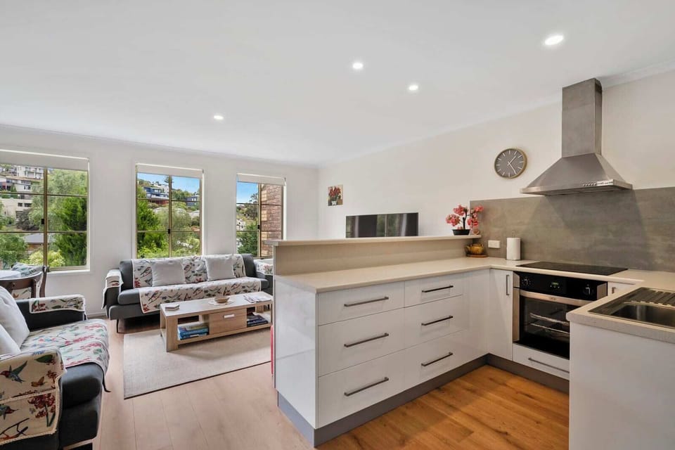 Emily Beautiful townhouse in a quiet street in West Hobart. Very clean and cosy and had everything we needed. Would definitely recommend!