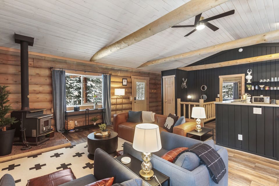 Cozy Comforts — Plush throws, soft pillows, and thoughtful amenities that make the cabin feel instantly inviting. 🕯️✨