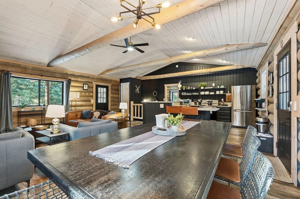 Dining + Game Night — An inviting gathering spot for meals, cards, board games, and mountain stories. 🃏🍽️