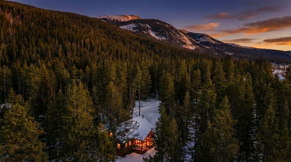 Welcome to Ski Hytte — A Scandinavian-inspired log cabin hideaway, tucked in the pines just minutes from Main Street Breckenridge. 🏔🌲