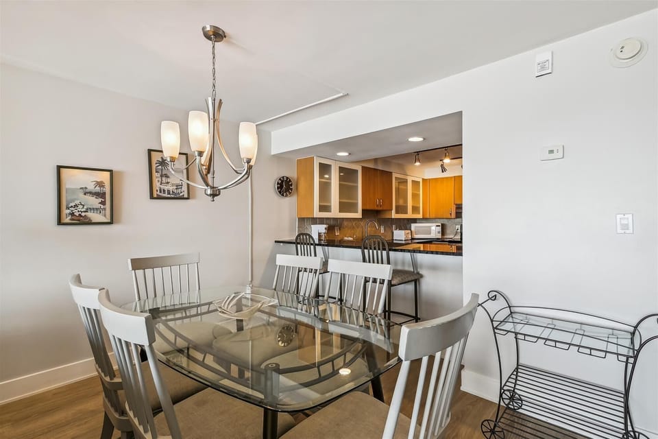 Dining to kitchen