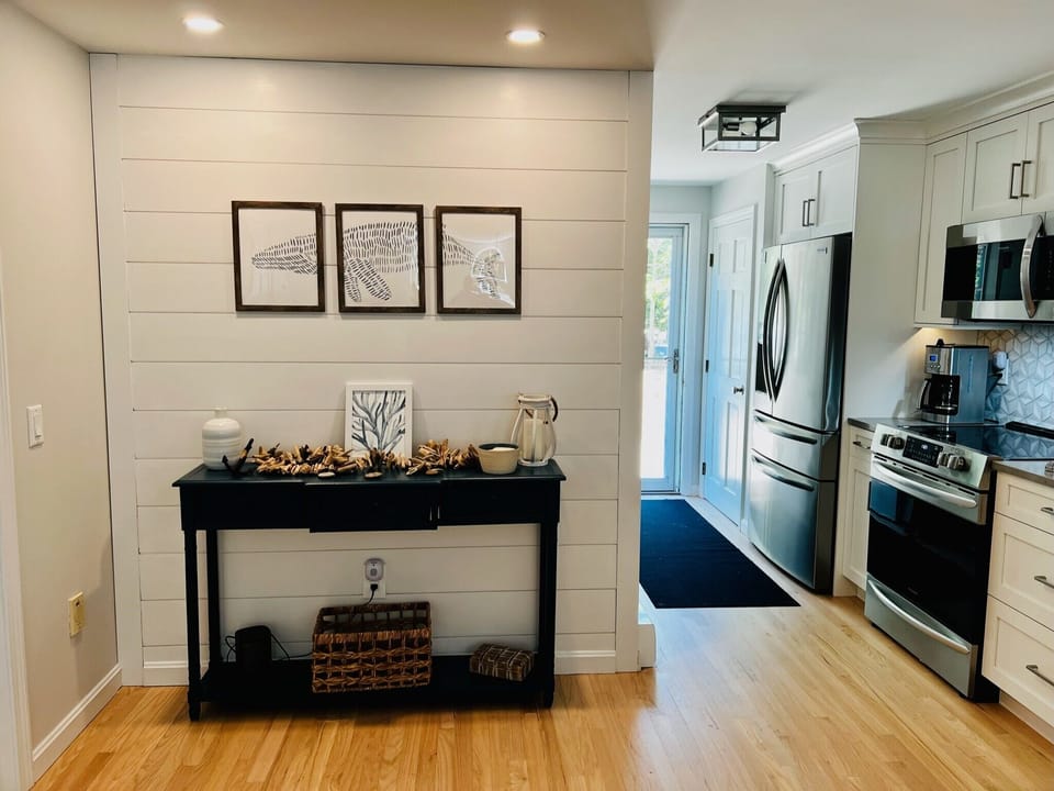 Kitchen, front hall