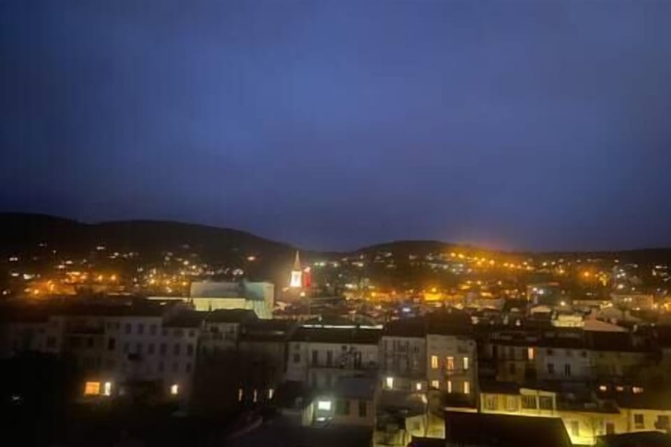 La ville vue du balcon, de nuit