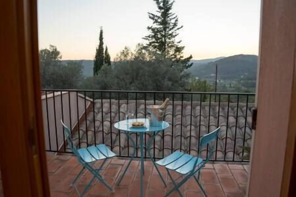 Private terrace of the 1st floor Master bedroom, perfect hideaway for Champagne as sunset!