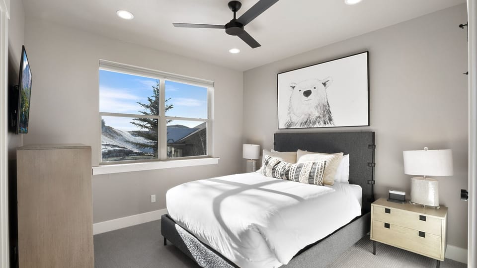 Main Level Guest bedroom 