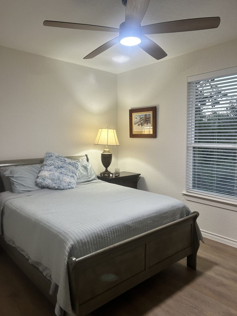 2nd guest bedroo- Queen size bed.