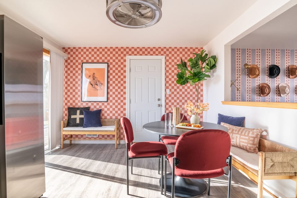 Dining area with 4 individual seats and a bench