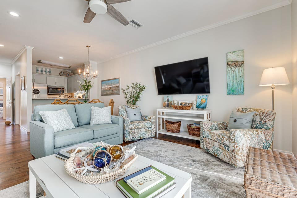 Living Room | Smart TV | Recently Renovated