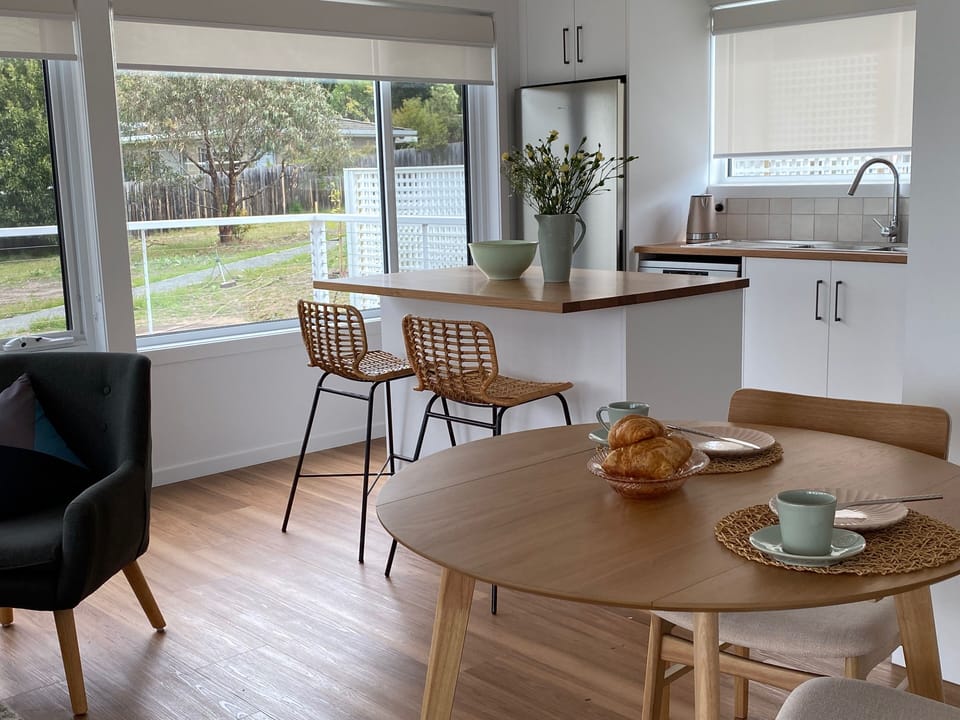 Full kitchen with breakfast bench