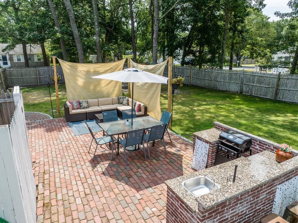Fenced-in back yard/patio with outdoor kitchen