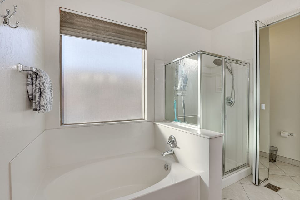 Full Bathroom | Towels Provided | Complimentary Toiletries | Soaker Tub