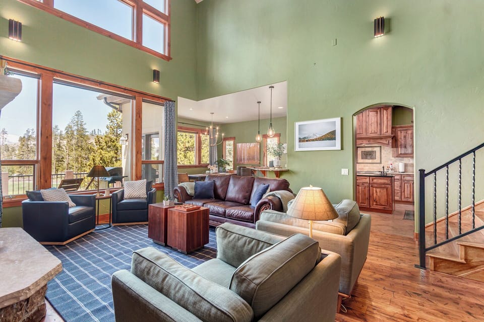 Open-Concept Entertaining — A flowing layout made for memorable gatherings—easy conversation, shared meals, and “stay one more night” energy. 🍷✨