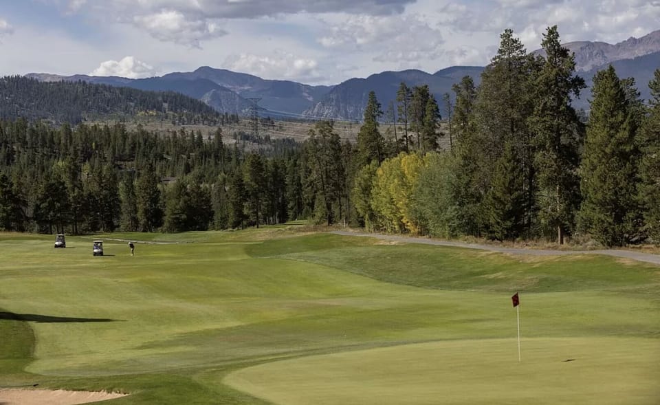 Golf Vista Charm — Overlooking the 4th hole, this peaceful perch blends emerald fairways with mountain drama—more than a view, it's a full-body exhale. ⛳🏔️
