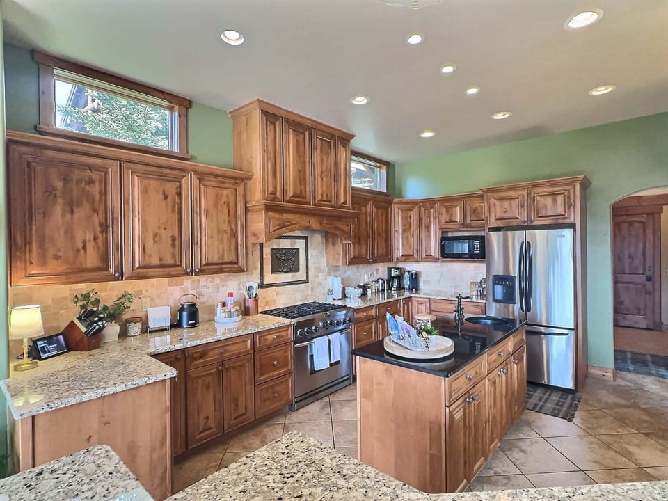Gourmet Kitchen Haven — Custom cabinetry, stainless appliances, granite counters, and a generous island—beautifully equipped for group meals and celebrations. 🍽️✨