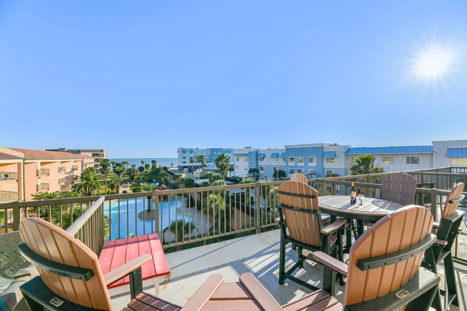 GREAT VIEWS OF THE MAIN RESORT POOL