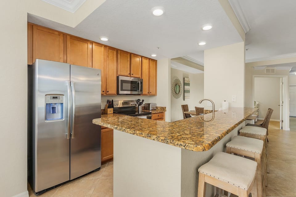 Kitchen w/ breakfast bar for 3