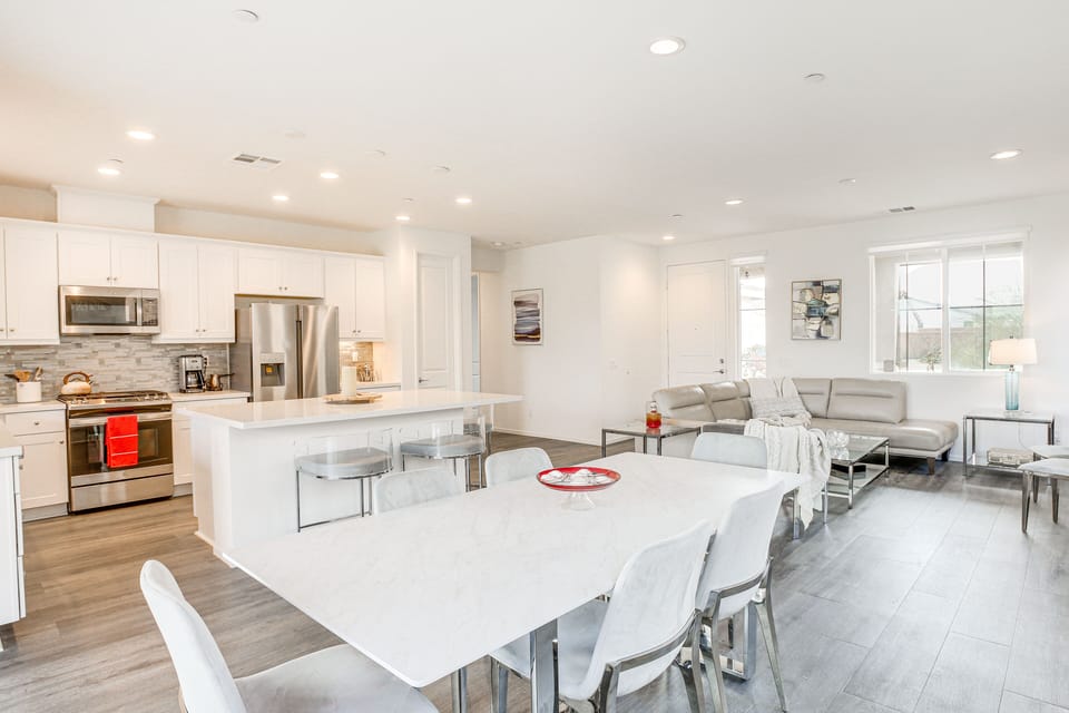 Dining Area | Dishware & Flatware Provided | Central A/C & Heating