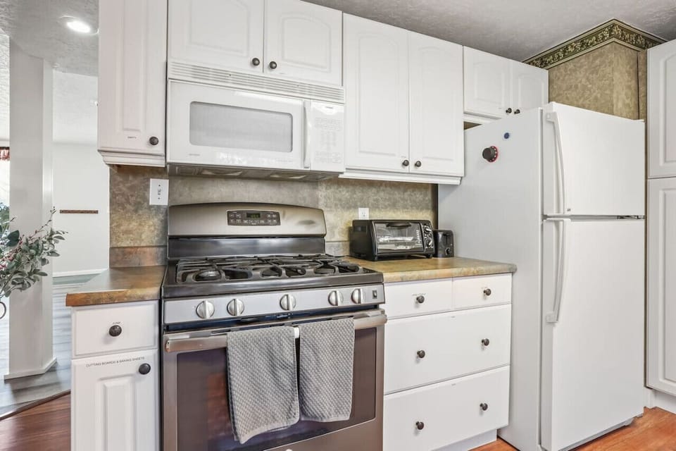 An equipped kitchen, great for cooking meals!