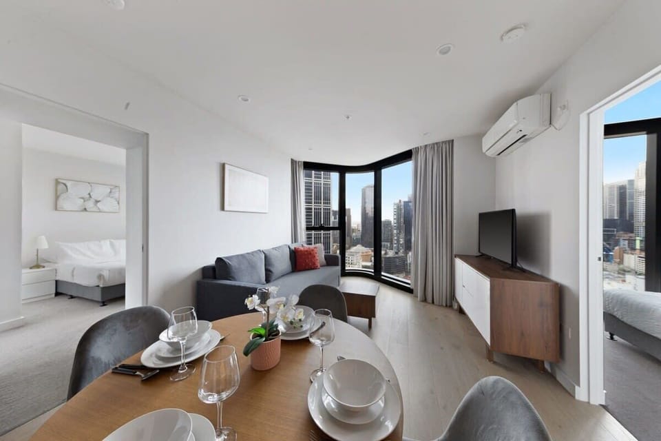 A tastefully furnished living.