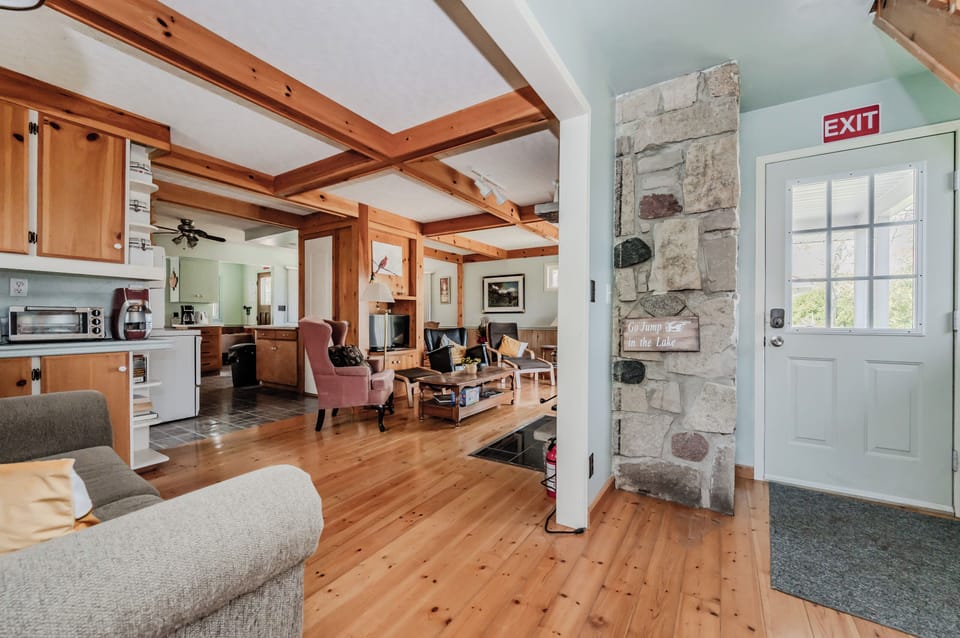 Step inside to discover a charming cottage atmosphere, highlighted by numerous wooden details and a warm fireplace that ensures a cozy environment.
