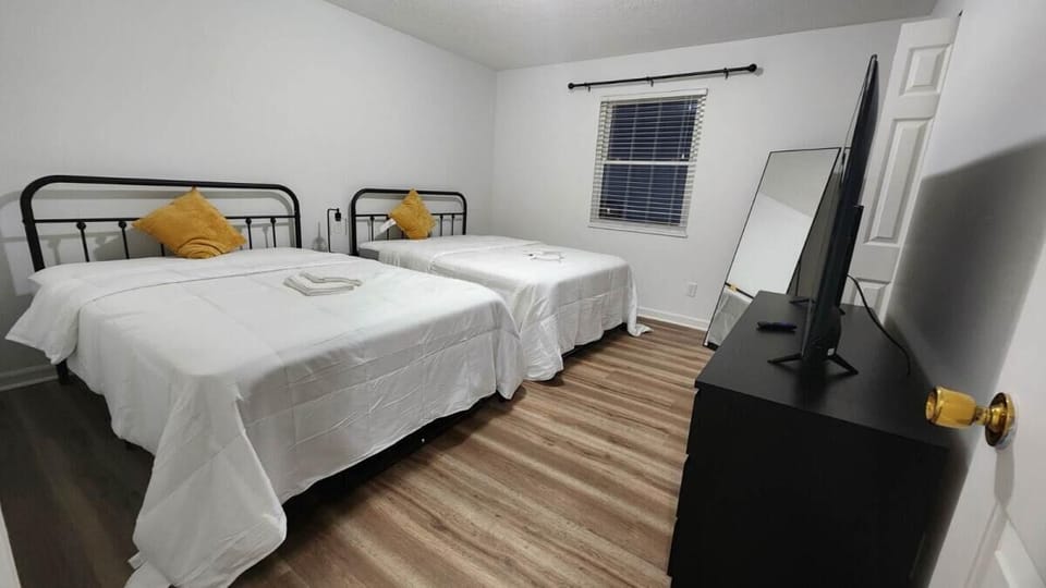 Bedroom 2: Relax in the cozy second bedroom, featuring soft pillows and top-quality linens for a comfortable night. Ideal for guests who prefer to share a room.