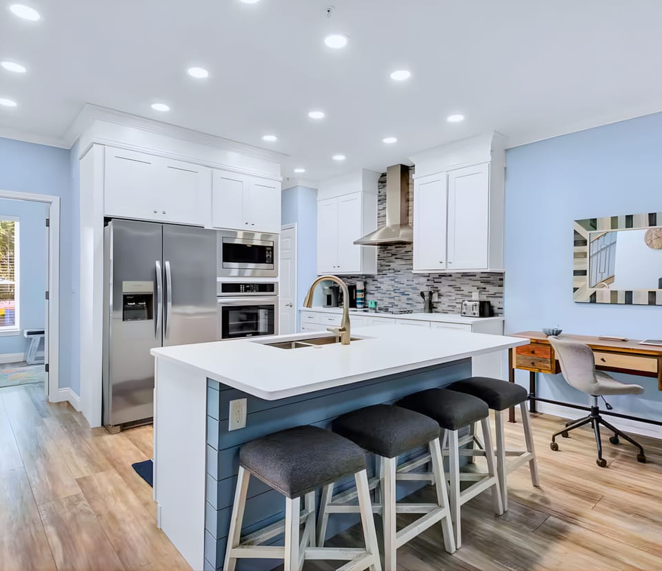 Nice kitchen and a work station desk