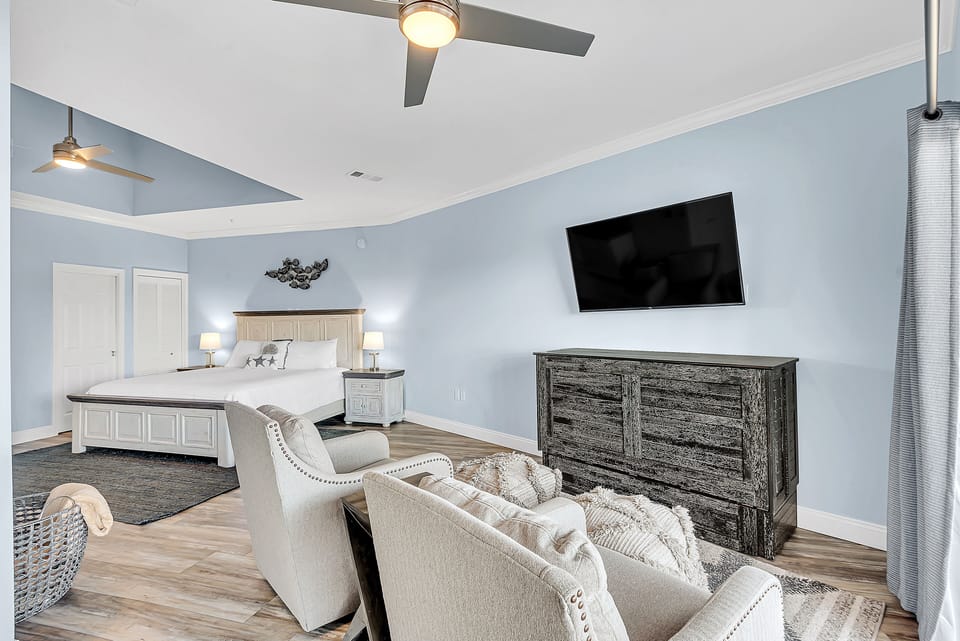 3rd Floor - 🛏️ King Suite – En suite bathroom + private balcony (sleeps 2)
